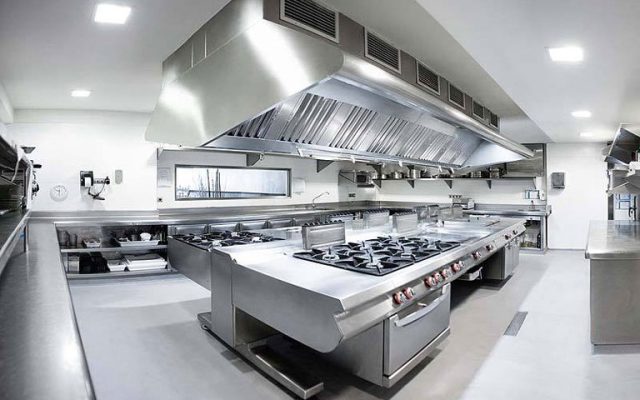 Nhà hàng bếp sạch với thiết bị inox hiện đại